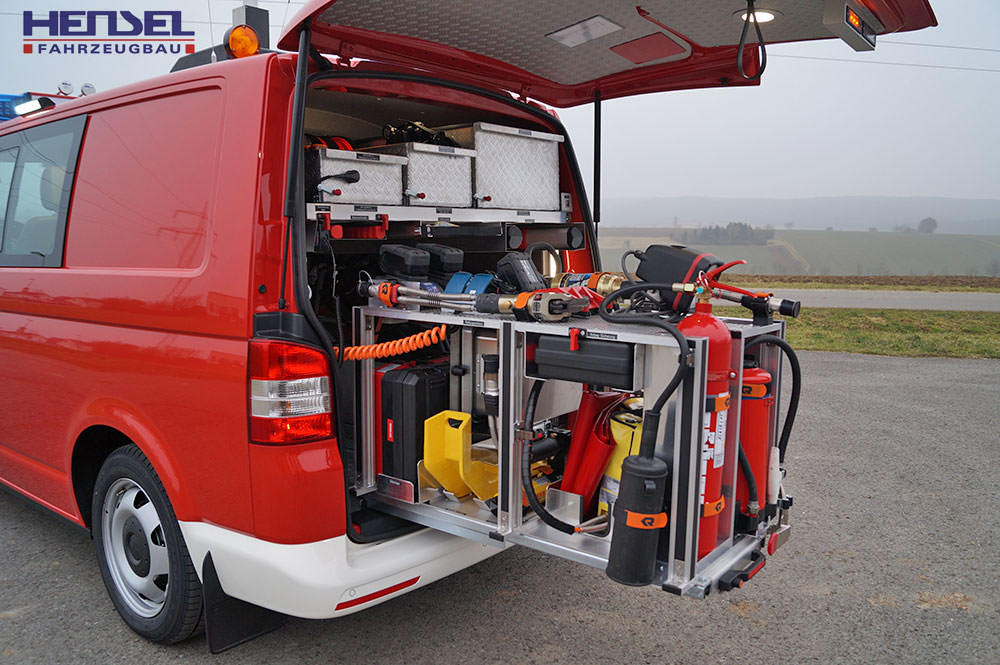 HENSEL Fahrzeugbau - VRW - Vorausrüstwagen - Darstellung Regal-System aus Alu-System-Profilen im Heck mit Auszügen und Halterungen für die feuerwehrtechnische Beladung.