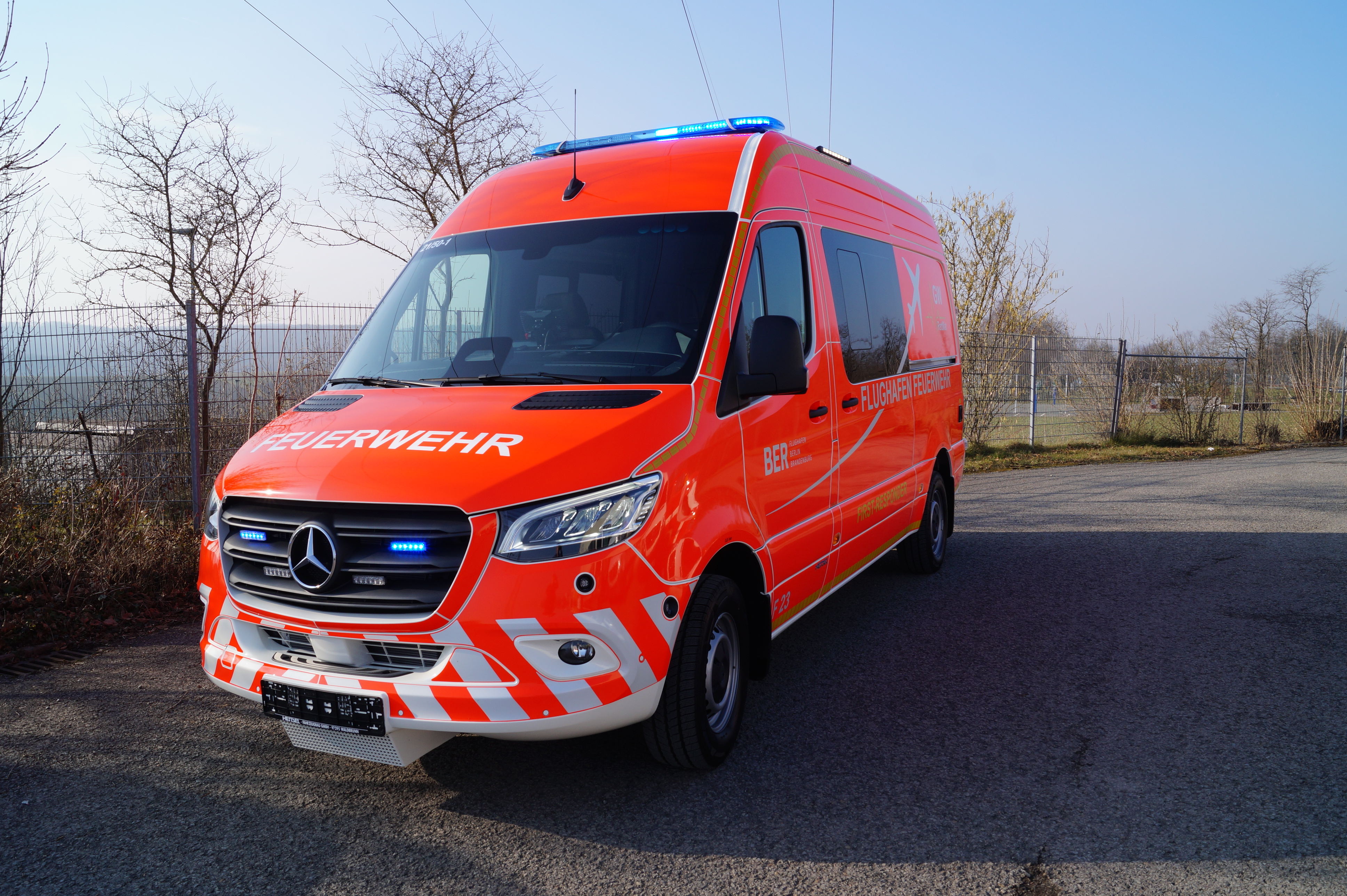 GW-RettMat - Berlin Airport Schönefeld, Ort/Kunde: Flughafen Berlin Brandenburg GmbH, Fahrzeug: MB Sprinter 419 CDI (3665) HD, Typ: MZF-MTW-MTF - HENSEL Fahrzeugbau - Auslieferung Kundenfahrzeug