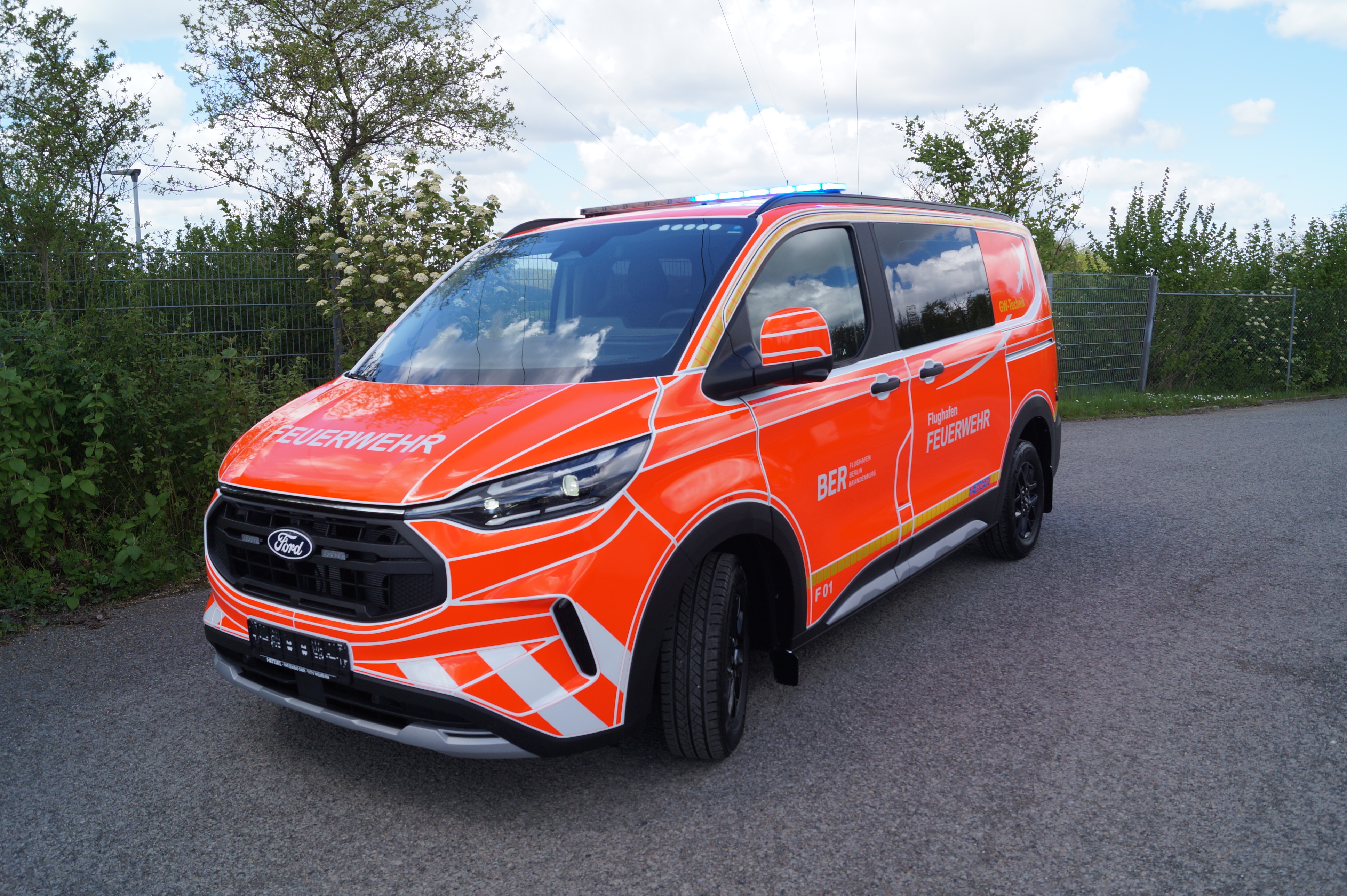 MZF - Trail - Berlin Airport Schönefeld, Ort/Kunde: Flughafen Berlin Brandenburg GmbH, Fahrzeug: Ford Custom Trail L1 H1, Typ: MZF-MTW-MTF - HENSEL Fahrzeugbau - Auslieferung Kundenfahrzeug