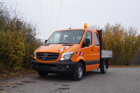 Beklebung Warnmarkierung - Daimler Nürnberg, Ort/Kunde: Daimler AG - Niederlassung Nürnberg, Fahrzeug: MB Sprinter Pritsche, Typ: Ausbau - HENSEL Fahrzeugbau - Auslieferung Kundenfahrzeug